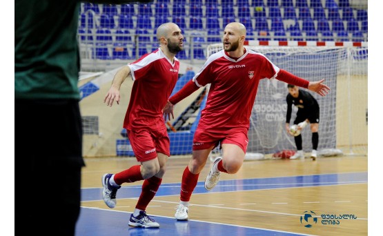 გოლების წვიმა, პოკერი და ორი რევანში